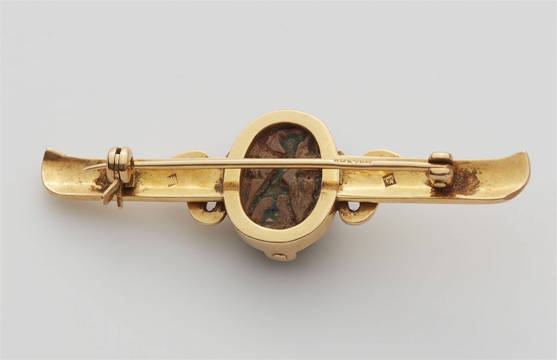 An 18k gold brooch with an Egyptian scarab amulet - Image 2 of 2
