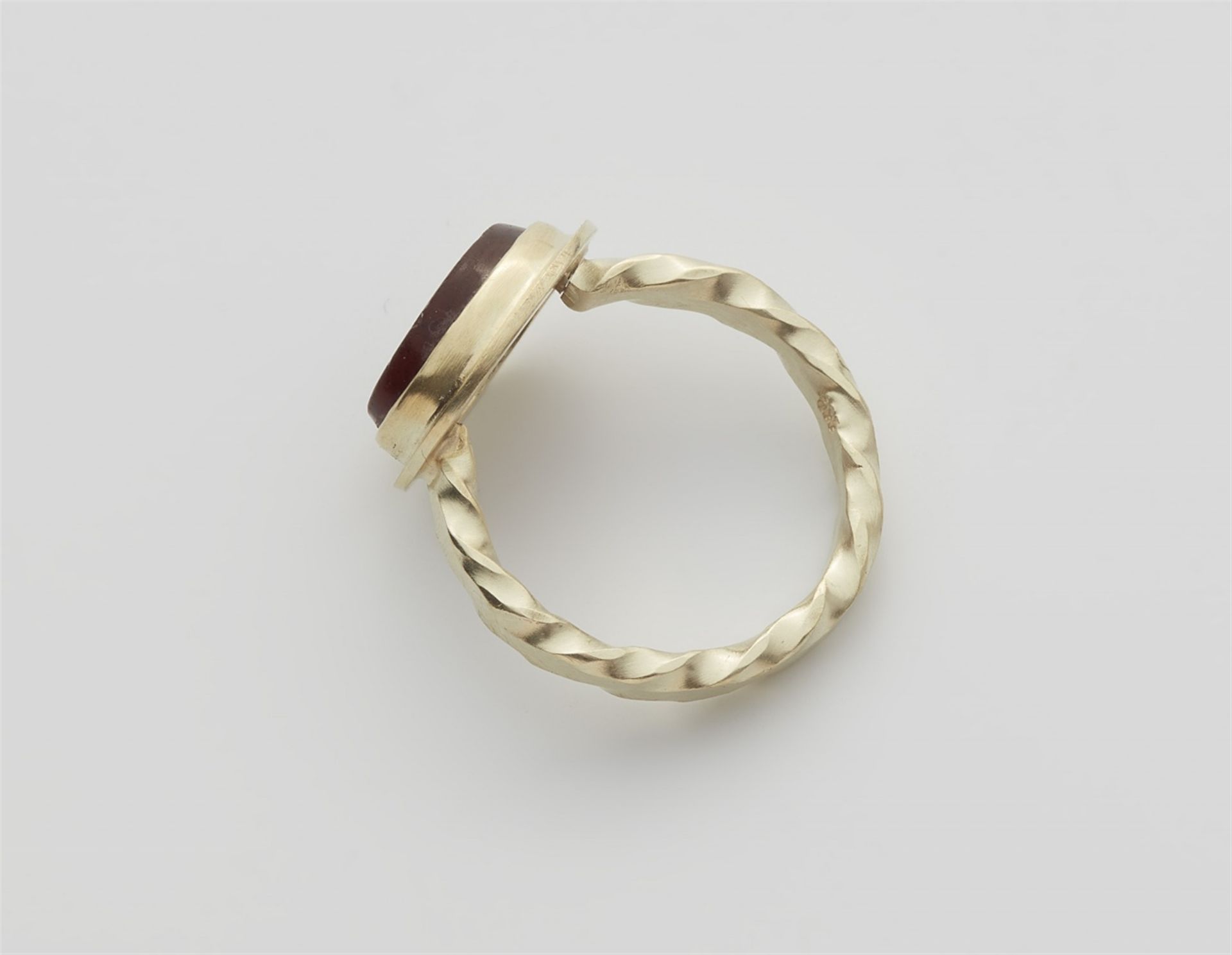 A 14k gold gentleman's ring with a Roman intaglio - Image 2 of 3