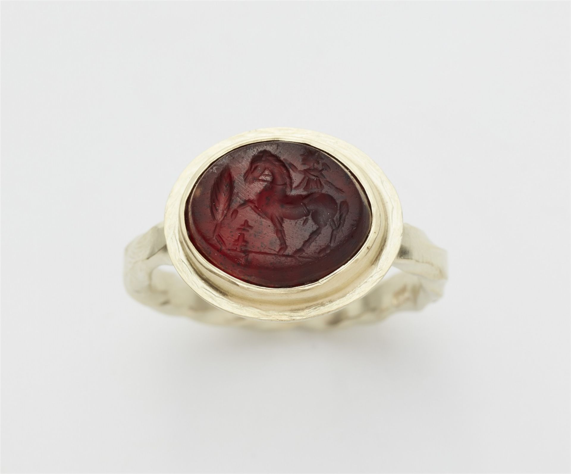 A 14k gold gentleman's ring with a Roman intaglio - Image 3 of 3