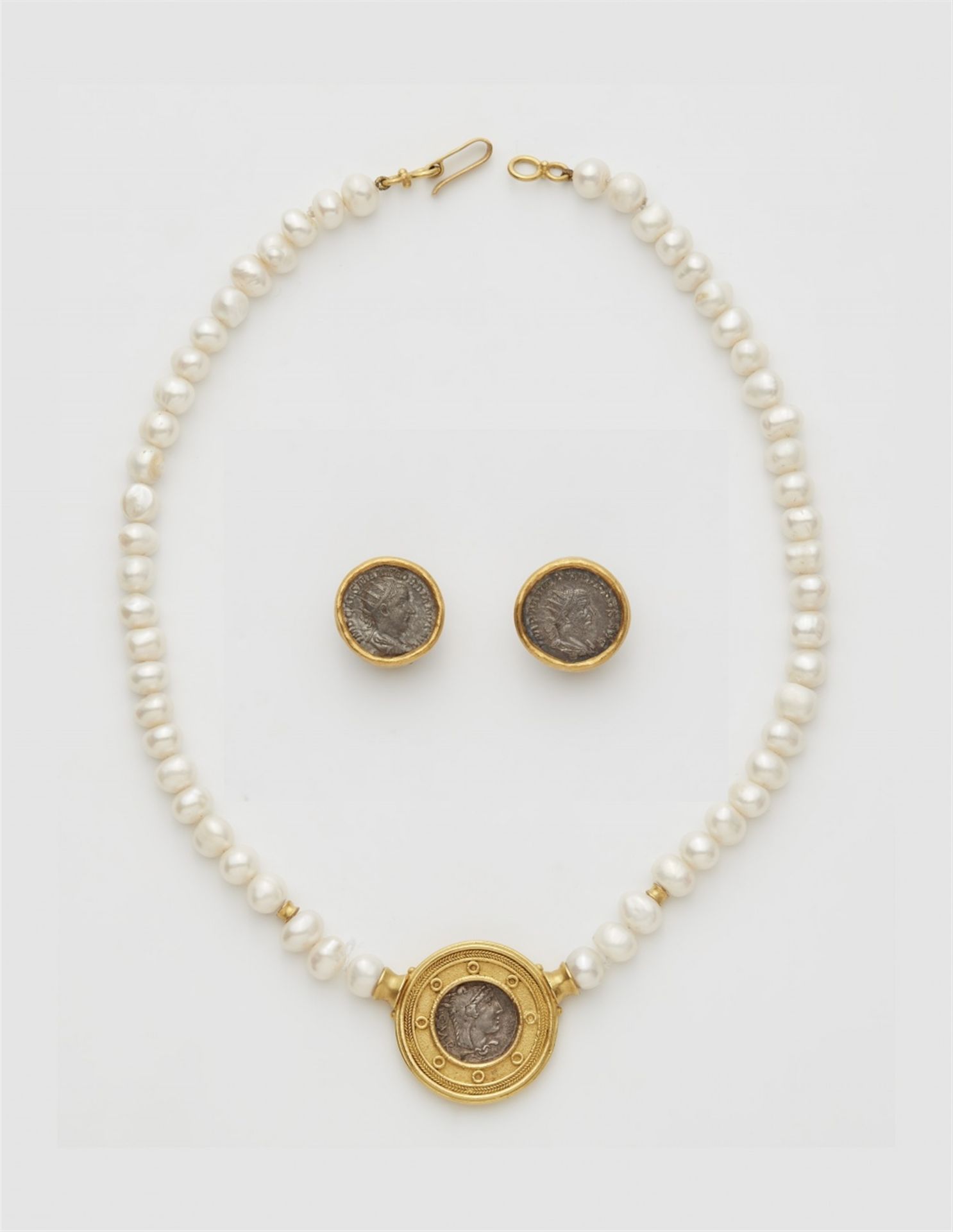 Garnitur mit antiken Silbermünzen