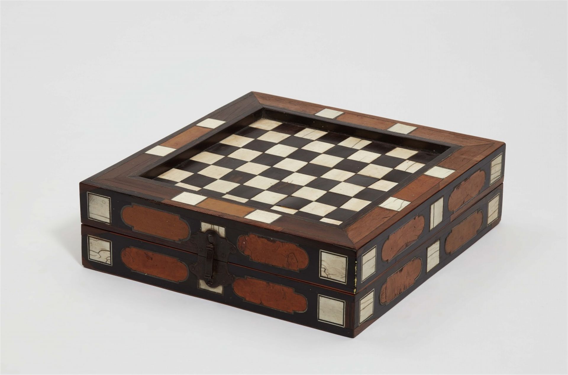 A Baroque gaming chest with 20 game pieces - Image 3 of 3