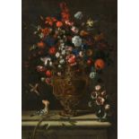 Mario Nuzzi, genannt Mario dei Fiori, Eine Metallvase und eine Glasvase mit Blumen, ein Stieglitz un