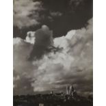 Emmanuel Sougez, Gewitterwolken über Montmartre mit Sacre Cœur, Paris