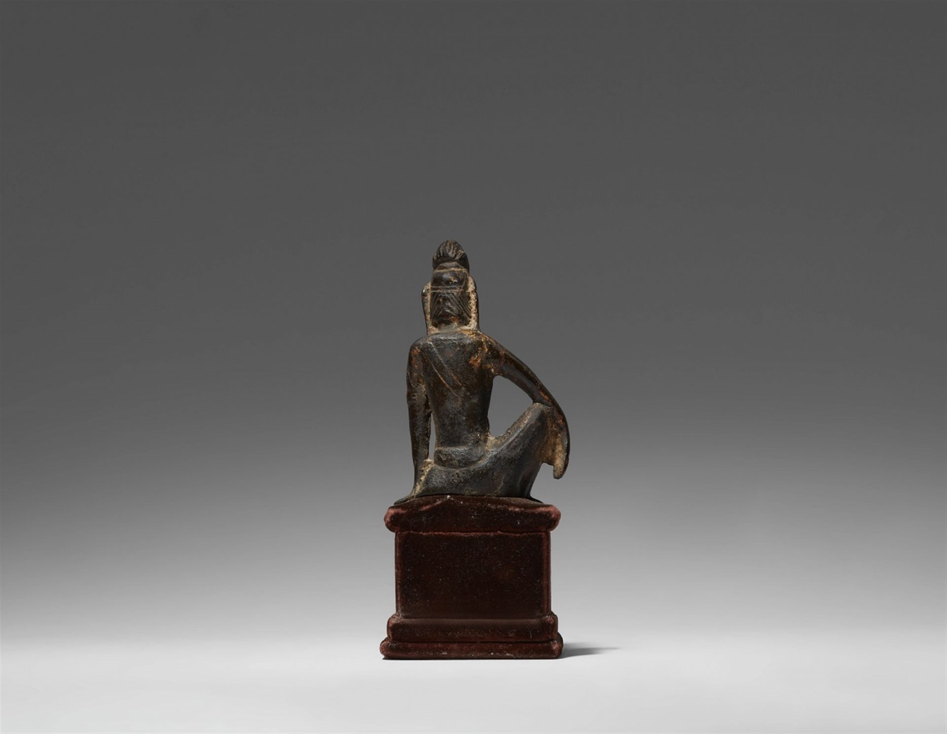 Figur eines Wasser-und-Mond-Guanyin. Bronze. Song-Zeit (11.-13. Jh.) - Bild 2 aus 2