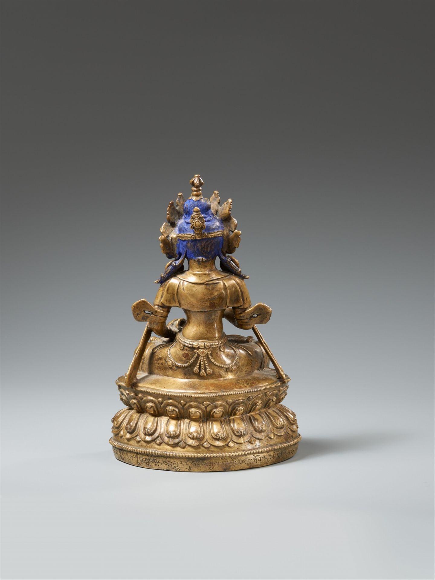 An important Tibetan bronze figure of Vajrasattva with inscription to the base. 15th/16th century - Image 3 of 3