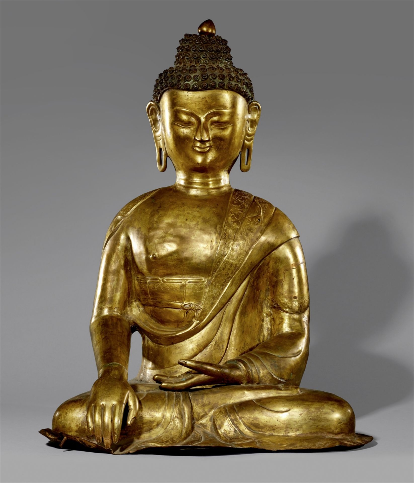 Große Figur des Buddha Shakyamuni. Kupfer-Repoussé, vergoldet. Tibet. 19. Jh.