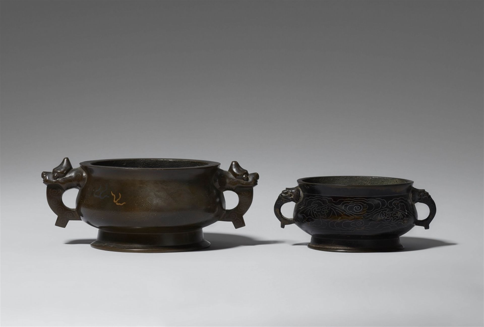 Zwei Weihrauchbrenner. Bronze mit Einlagen. Qing-Zeit, 18./19. Jh. - Bild 4 aus 4