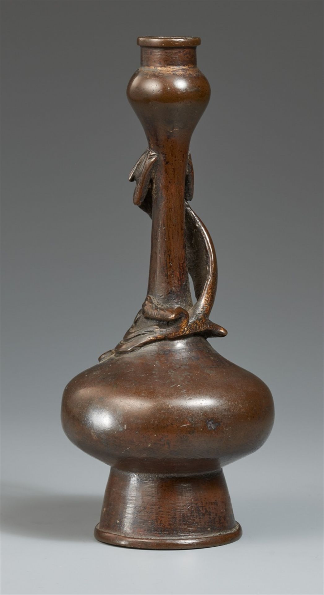 Kleine Vase. Bronze. Ming-Zeit, 16./17. Jh. - Bild 2 aus 2