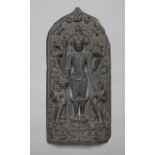 Stele des Vishnu. Schwarzer Stein. Nordost-Indien, Bengalen. Pala-Zeit, 12. Jh.