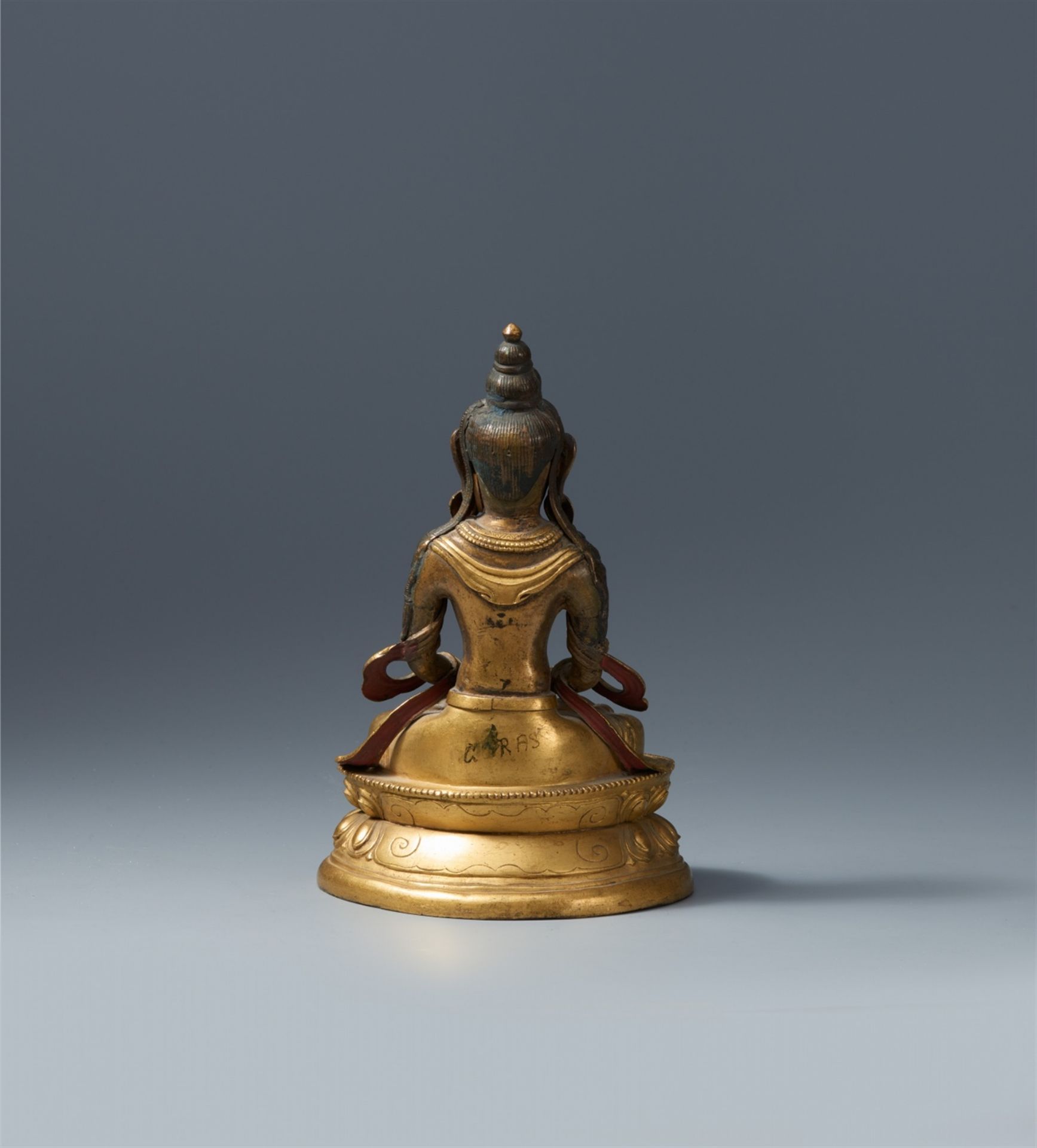 A Tibetochinese gilt bronze figure of Buddha Amitayus. 18th/19th century - Image 2 of 2