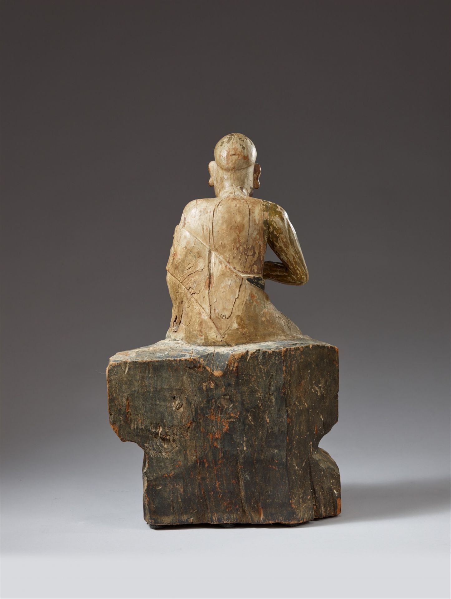 Figur eines sitzenden luohan. Holz mit Resten einer Farbfassung. Ming-Zeit, 16./17. Jh, - Bild 3 aus 3