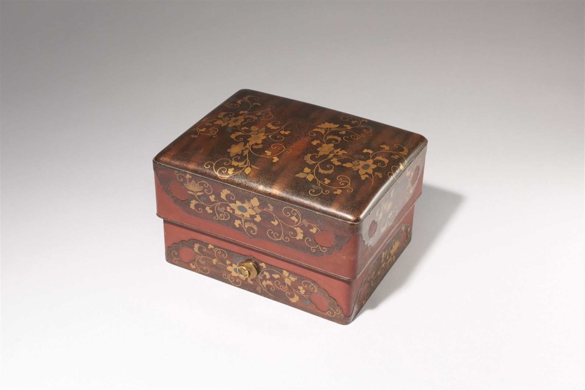 A large sumiaka lacquer box. Edo period, 17th century - Image 2 of 2