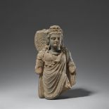 Fragment eines stehenden Bodhisattva. Grauer Schist. Pakistan, Gandhara. 2./3 Jh.