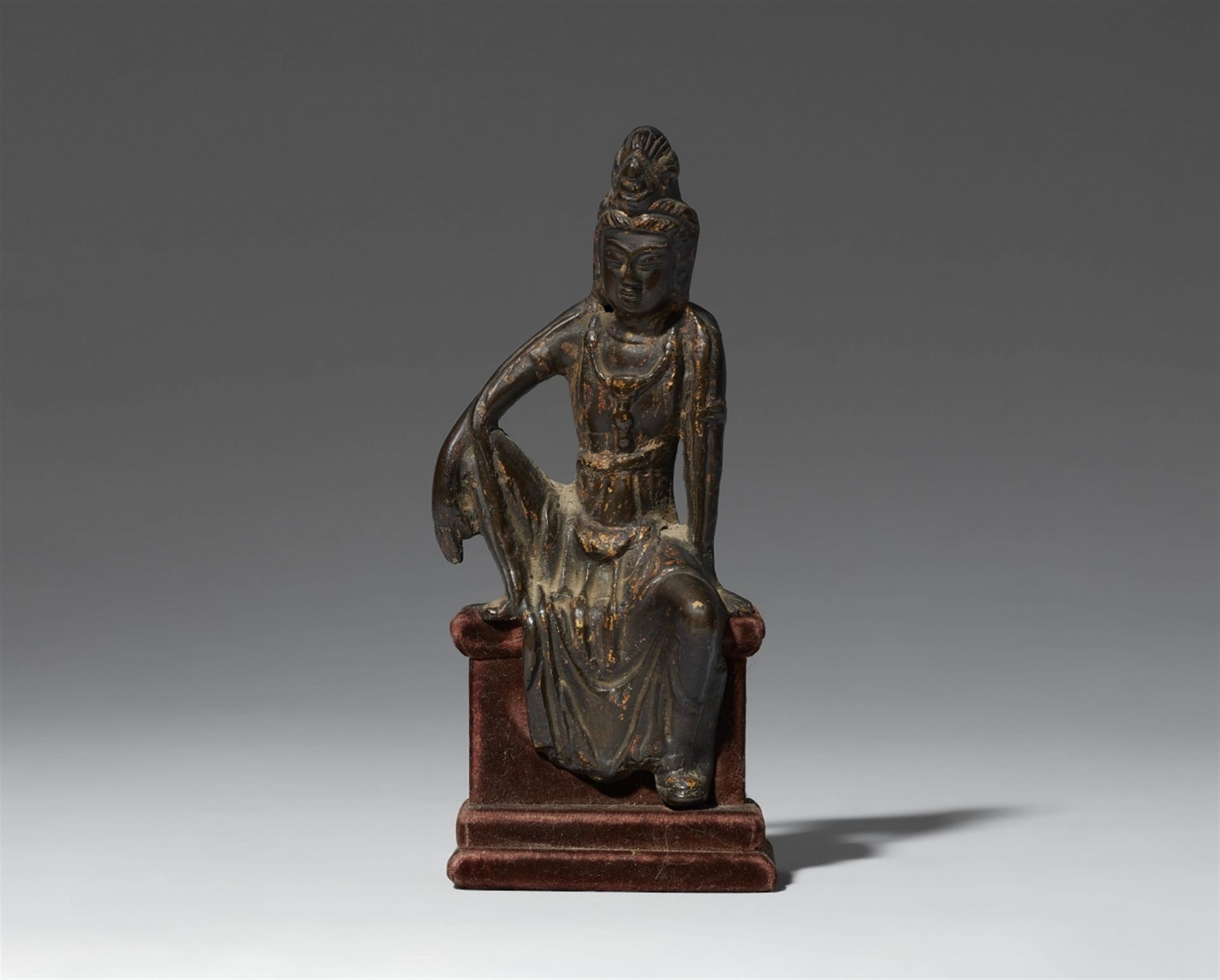 Figur eines Wasser-und-Mond-Guanyin. Bronze. Song-Zeit (11.-13. Jh.)
