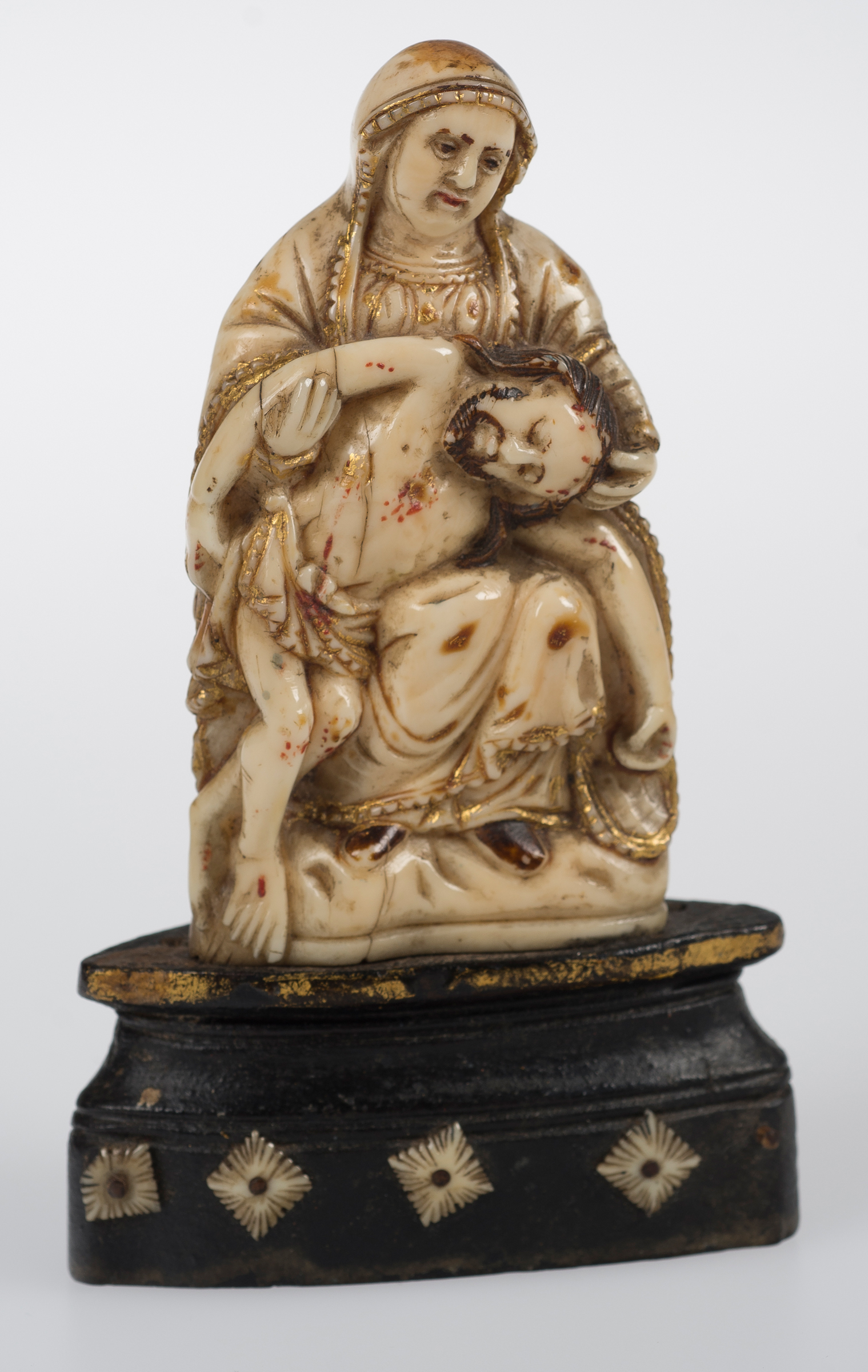 "Pietà". Ivory sculpture with polychrome and gilt residue. Indo-Portuguese work. Goa. Early 18th