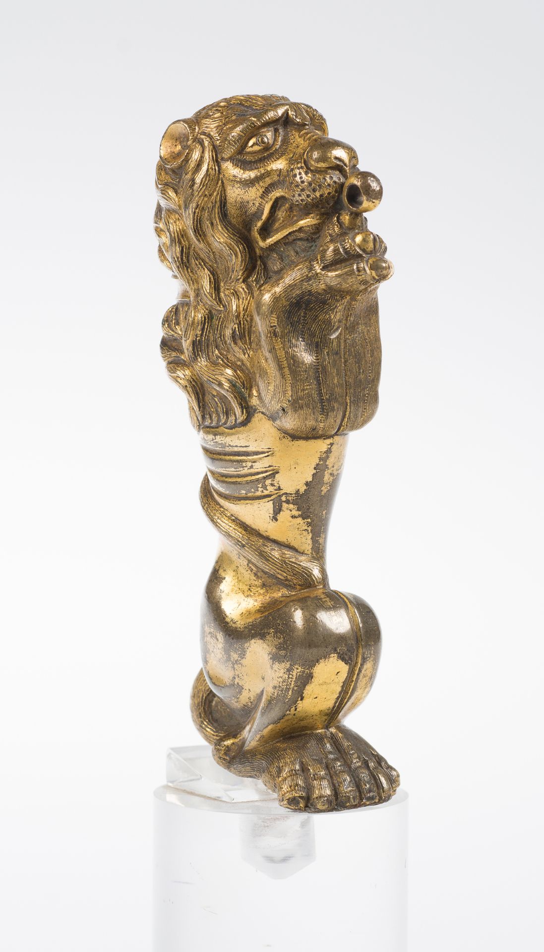 Gilded and chased bronze lion. Italian-Flemish work. Renaissance. Circa 1500. - Bild 2 aus 7