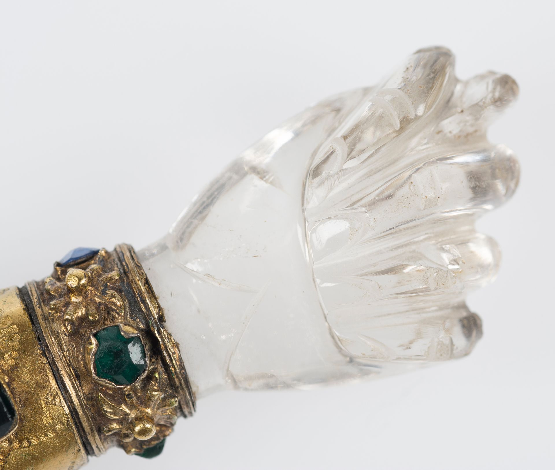 Rock crystal and gilded copper figa with precious stone cabochons. Gothic. 15th century. - Bild 6 aus 7