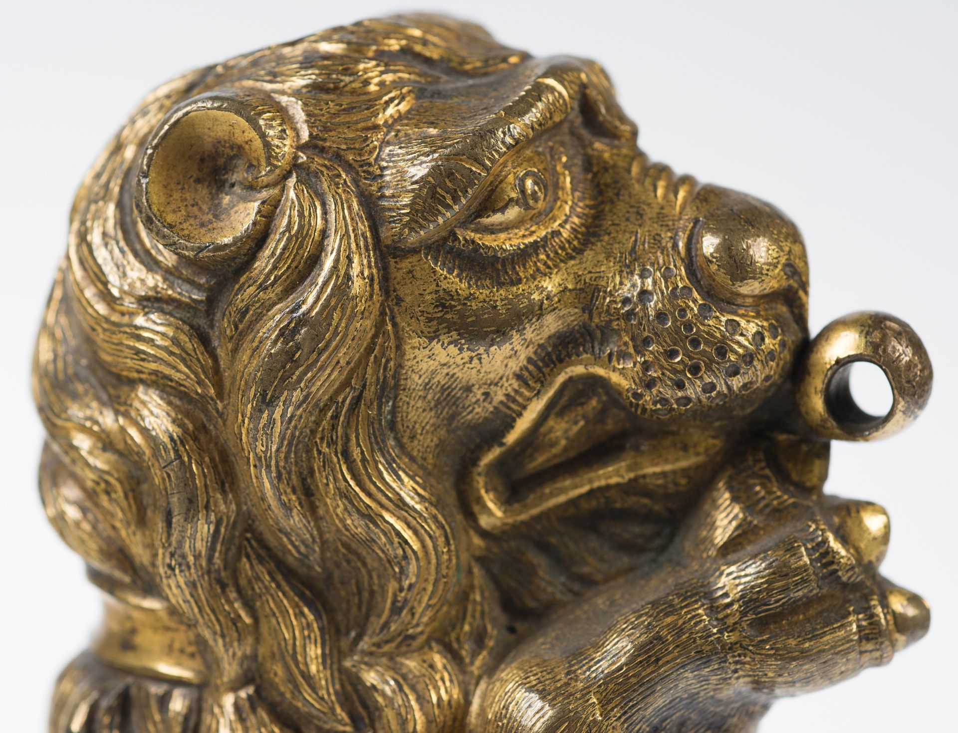 Gilded and chased bronze lion. Italian-Flemish work. Renaissance. Circa 1500. - Bild 7 aus 7