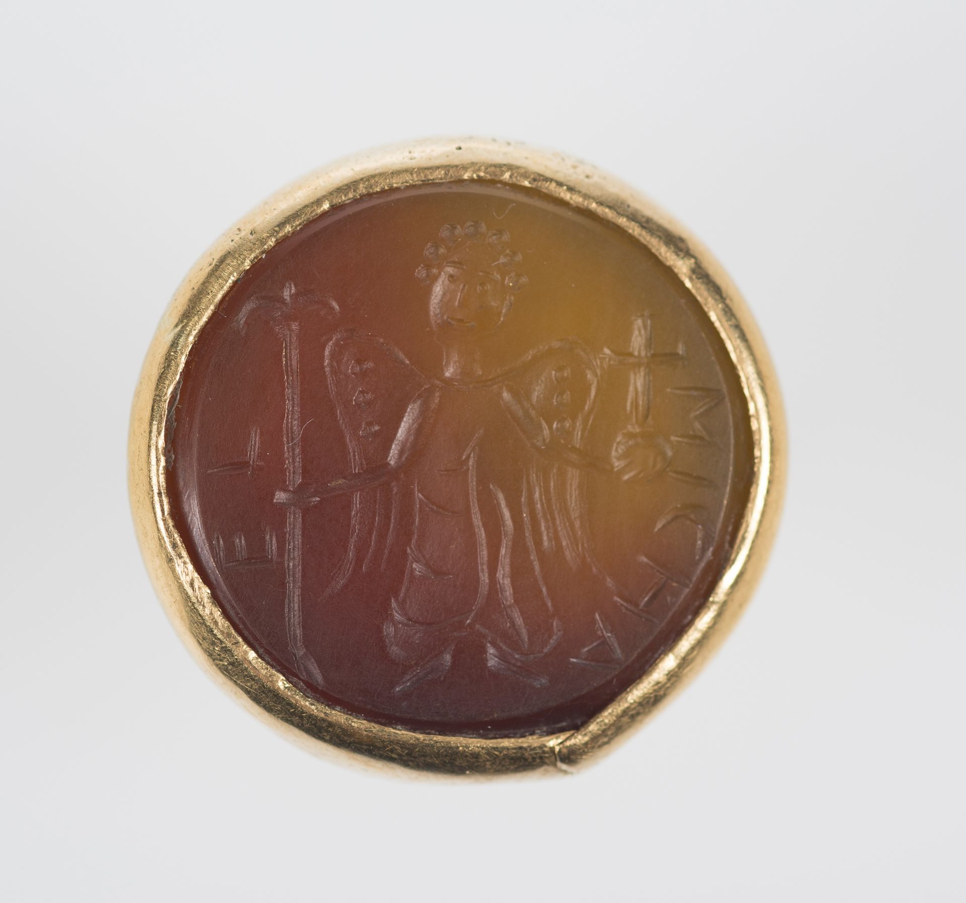 Imposing gold and carnelian ring. Byzantine art. 12th - 13th century.