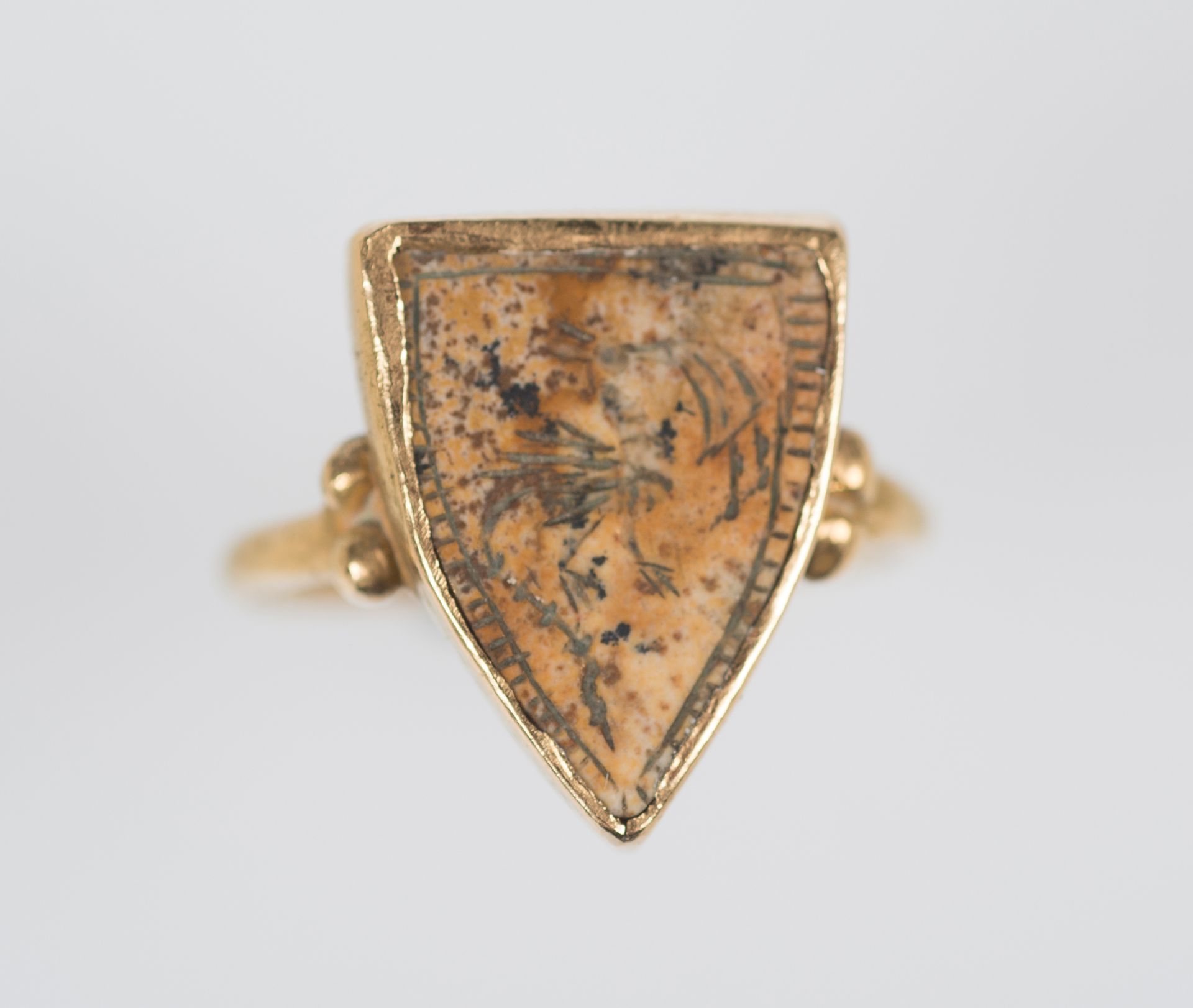 Gold and jasper ring. Medieval period. Gothic. Circa 1400.