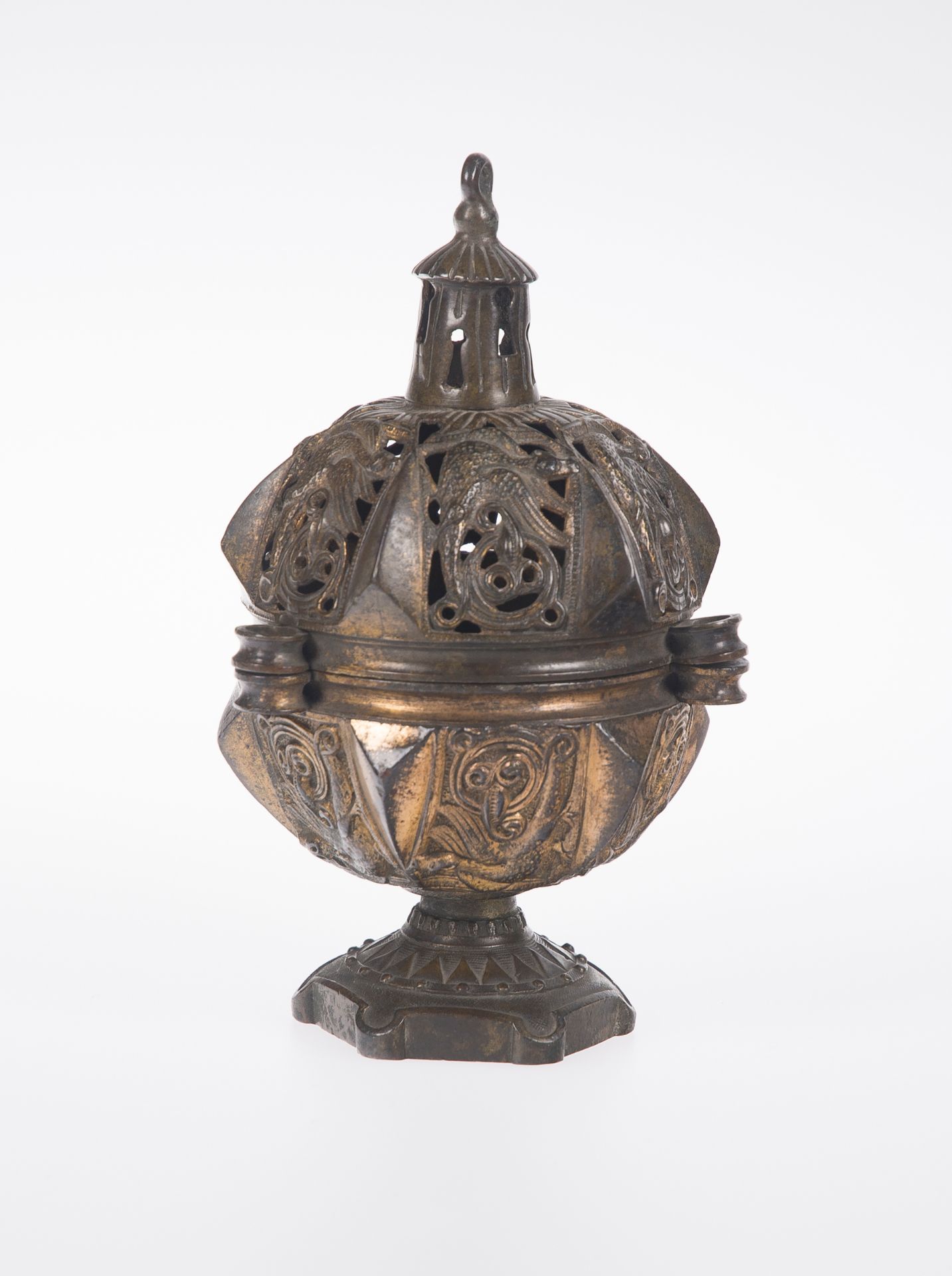 Gilded bronze censer. Gothic. 15th century. - Bild 2 aus 6