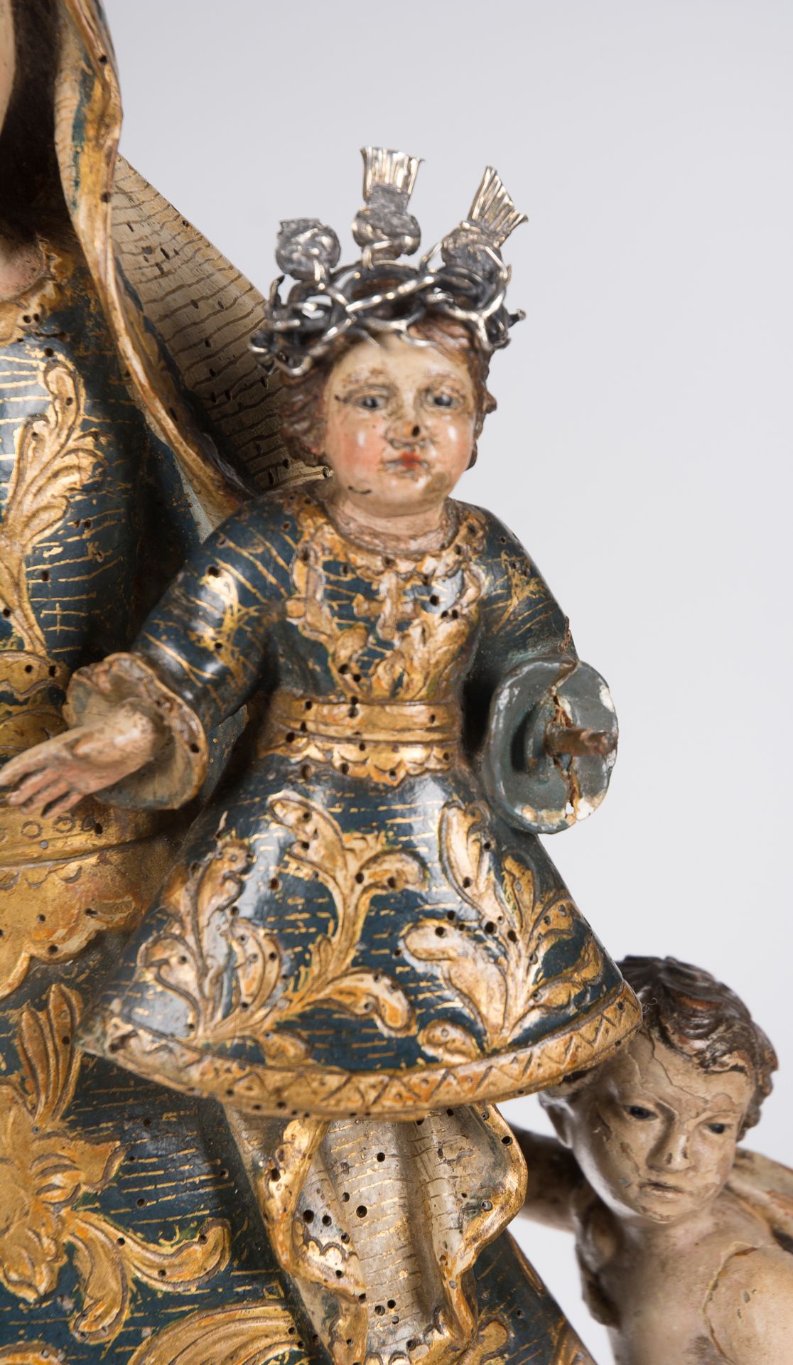 "Our Lady of the Rosary". Carved, polychromed and gilded wooden sculpture. Colonial School. Mexico. - Image 5 of 9