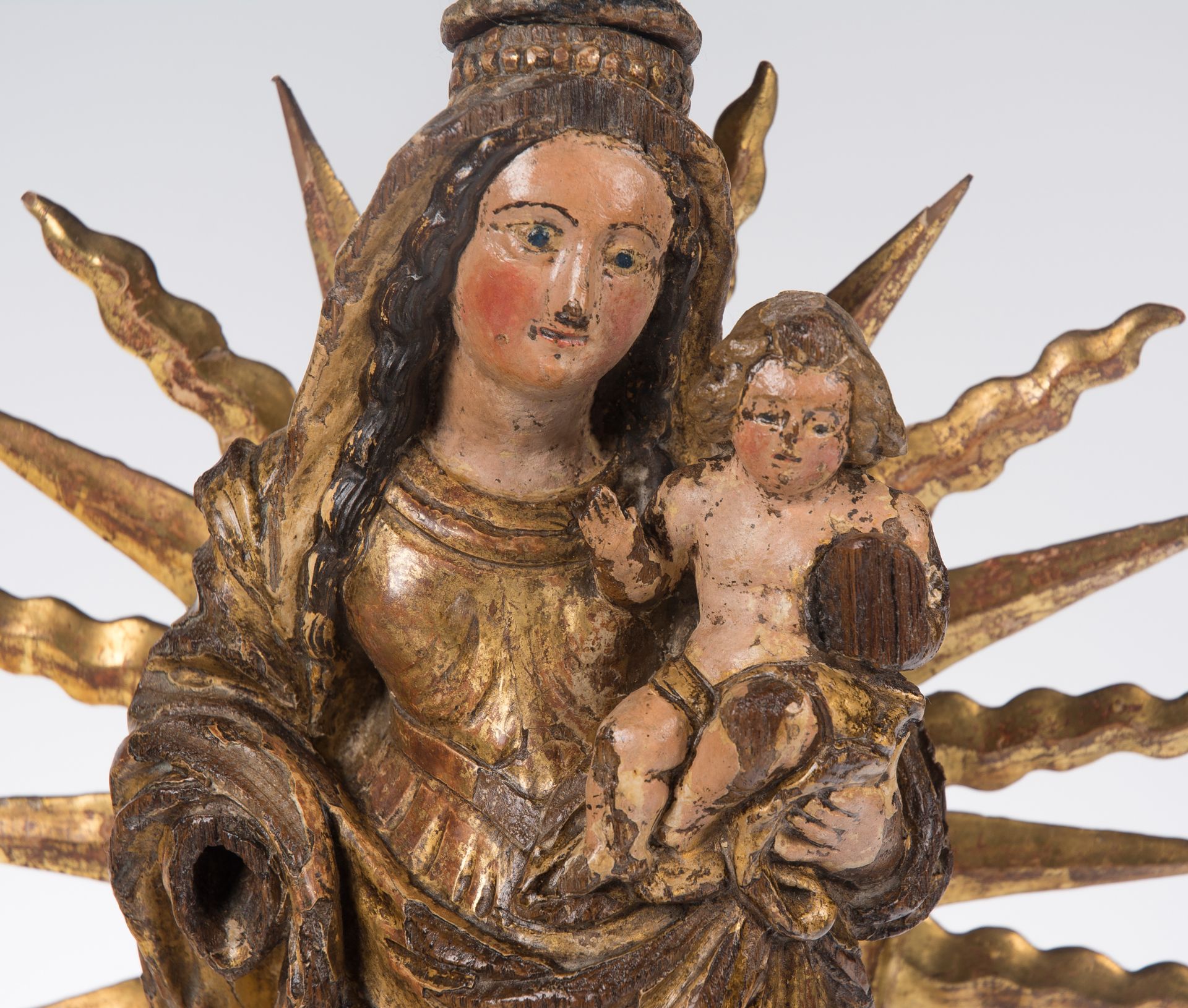 "Madonna and Child". Carved, gilded and polychromed wooden sculpture. Colonial School. Mexico or Pe - Bild 4 aus 5