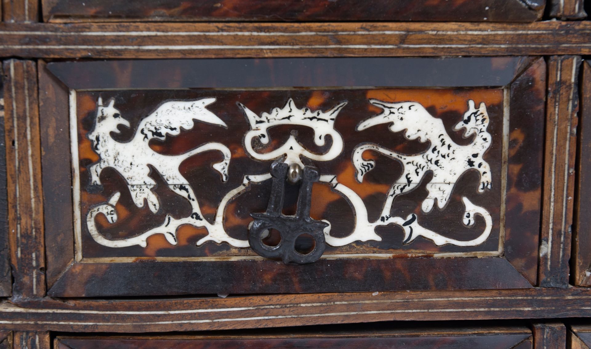 Wooden chest with ivory and tortoiseshell incrustations and iron fittings. Colonial School. Mexico - Bild 6 aus 6