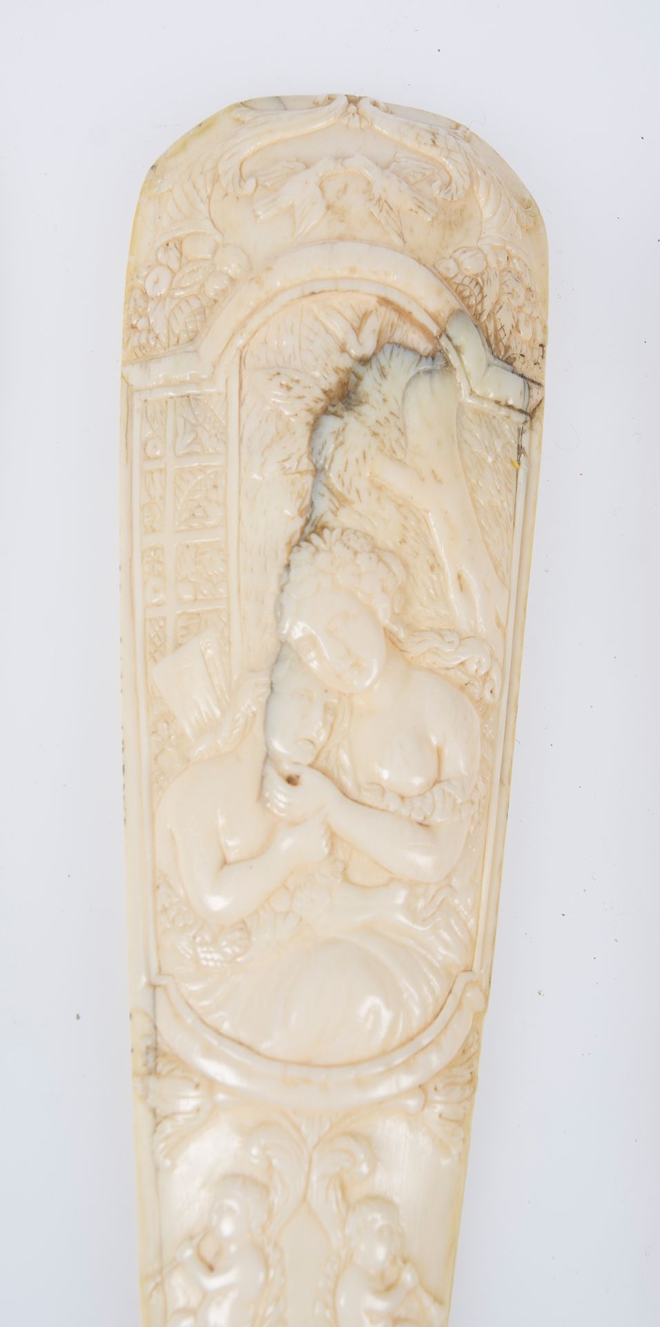 Sculpted ivory snuffbox. The Netherlands. Circa 1720. - Bild 2 aus 2