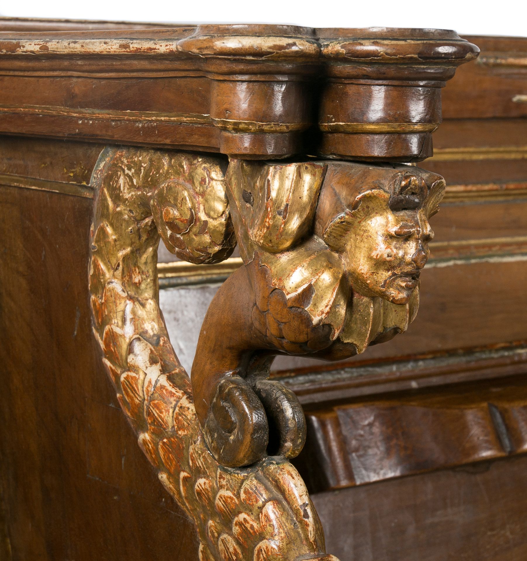 Imposing, carved and partially gilded wooden choir chair. Venise. Italy. 16th century. - Bild 5 aus 5