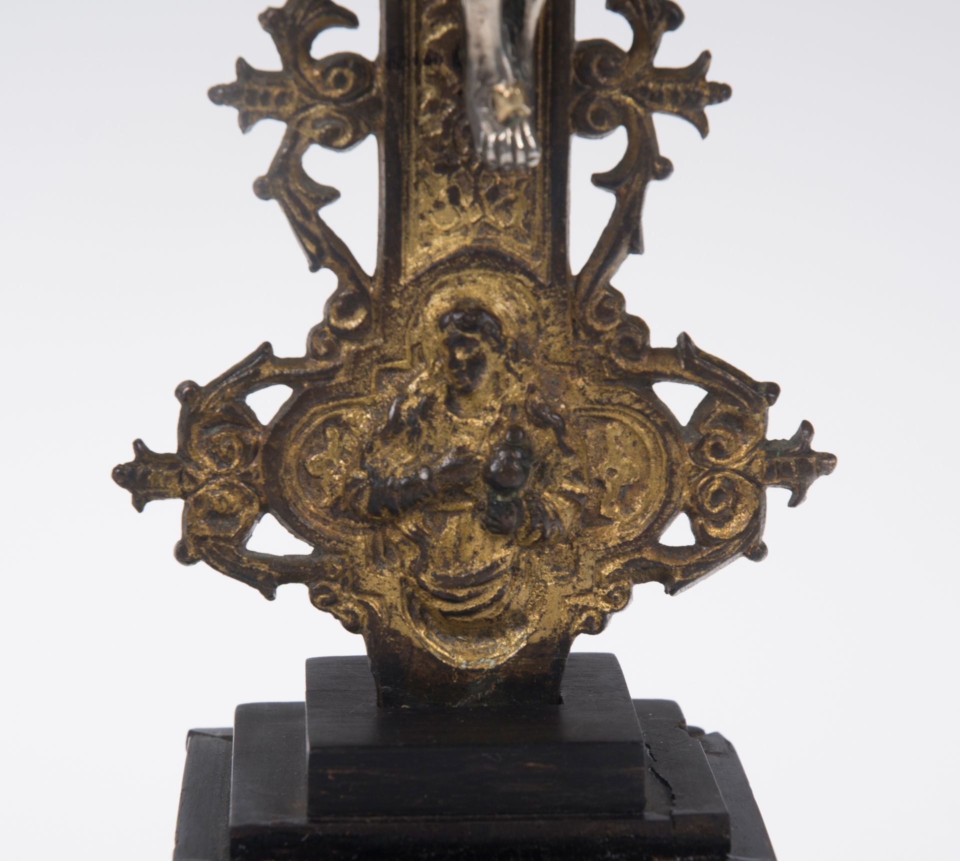 Gilded bronze cross with a silver Christ. Italy. 16th century. - Bild 6 aus 8