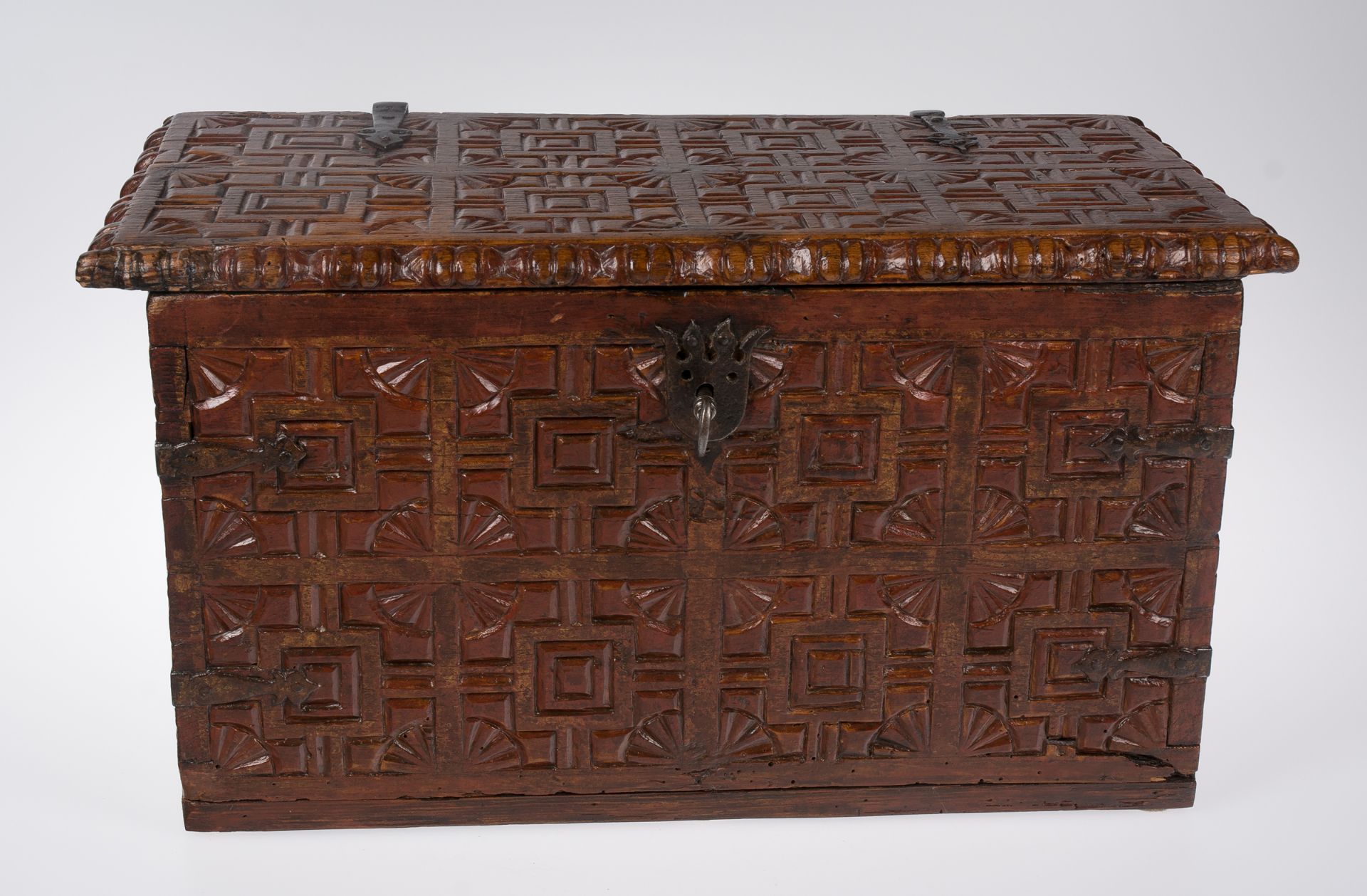 Carved cedarwood chest with iron fittings and polychrome residue. Colonial School. Peru. Late 17th - Bild 2 aus 6