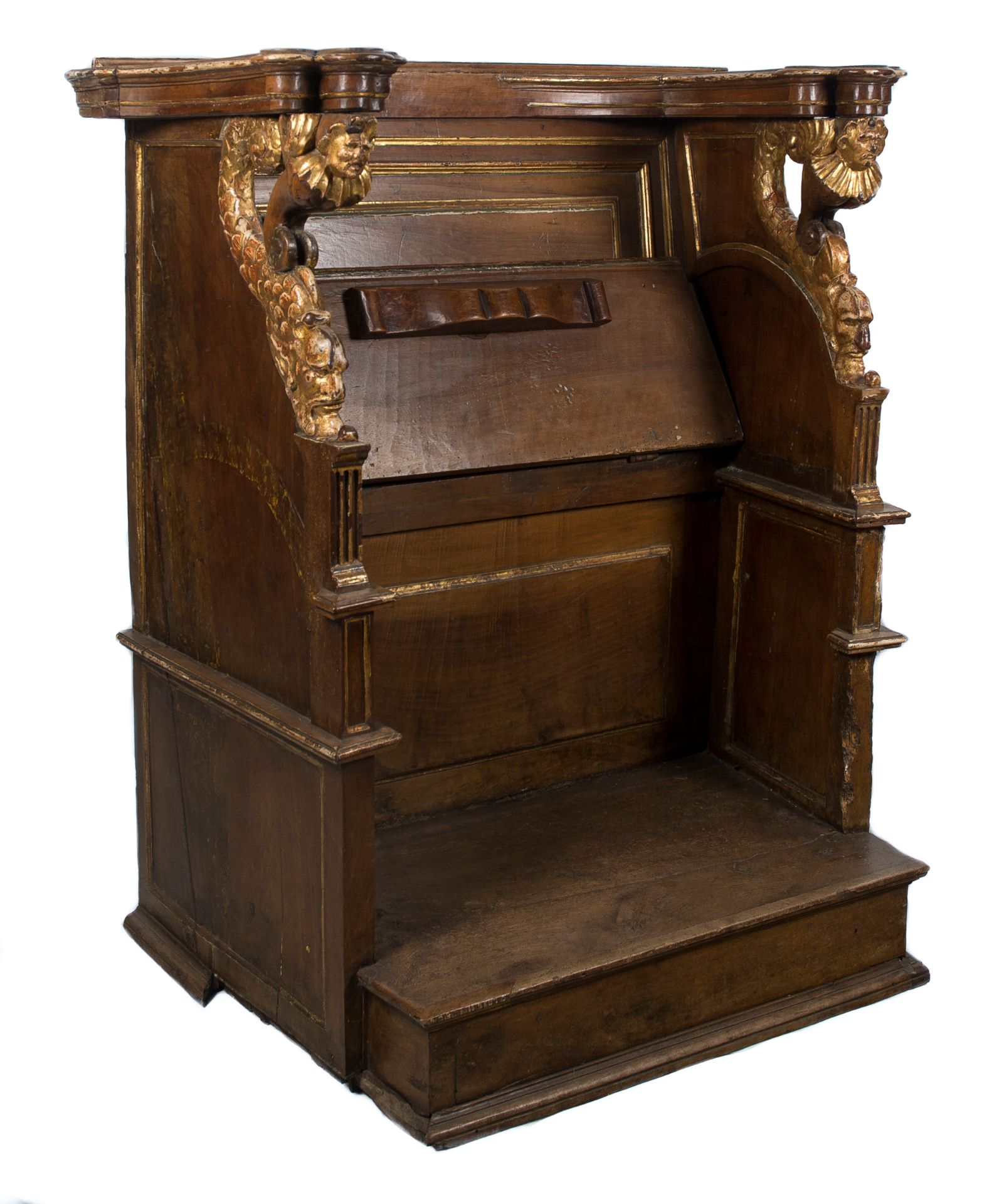 Imposing, carved and partially gilded wooden choir chair. Venise. Italy. 16th century. - Bild 4 aus 5