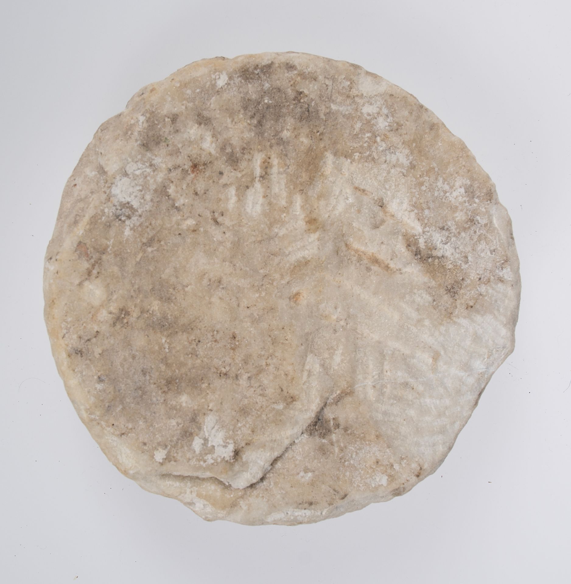 Sculpted marble medallion. 16th - 18th century. - Image 2 of 2