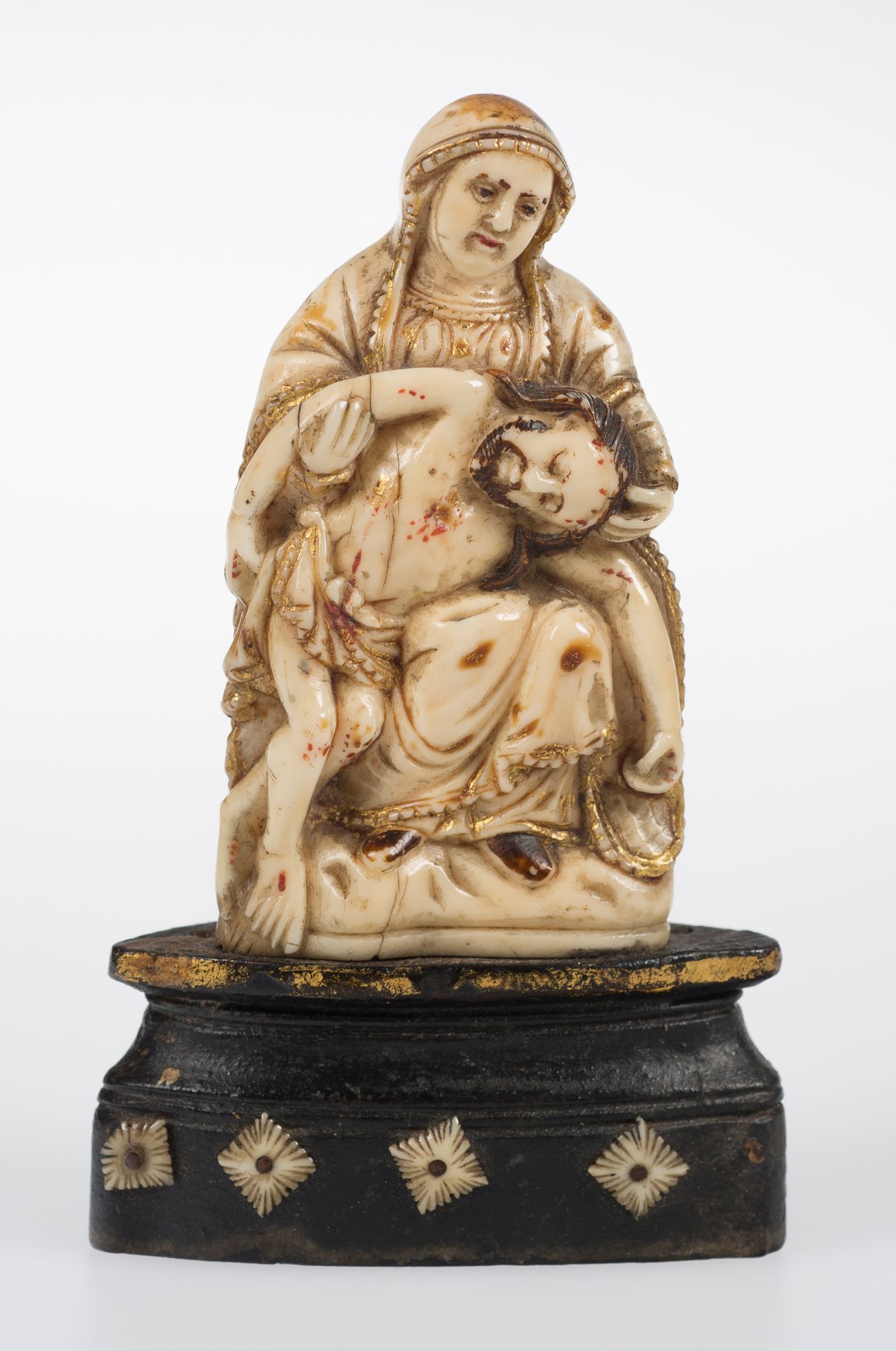 "Pietà". Ivory sculpture with polychrome and gilt residue. Indo-Portuguese work. Goa. Early 18th - Image 2 of 7