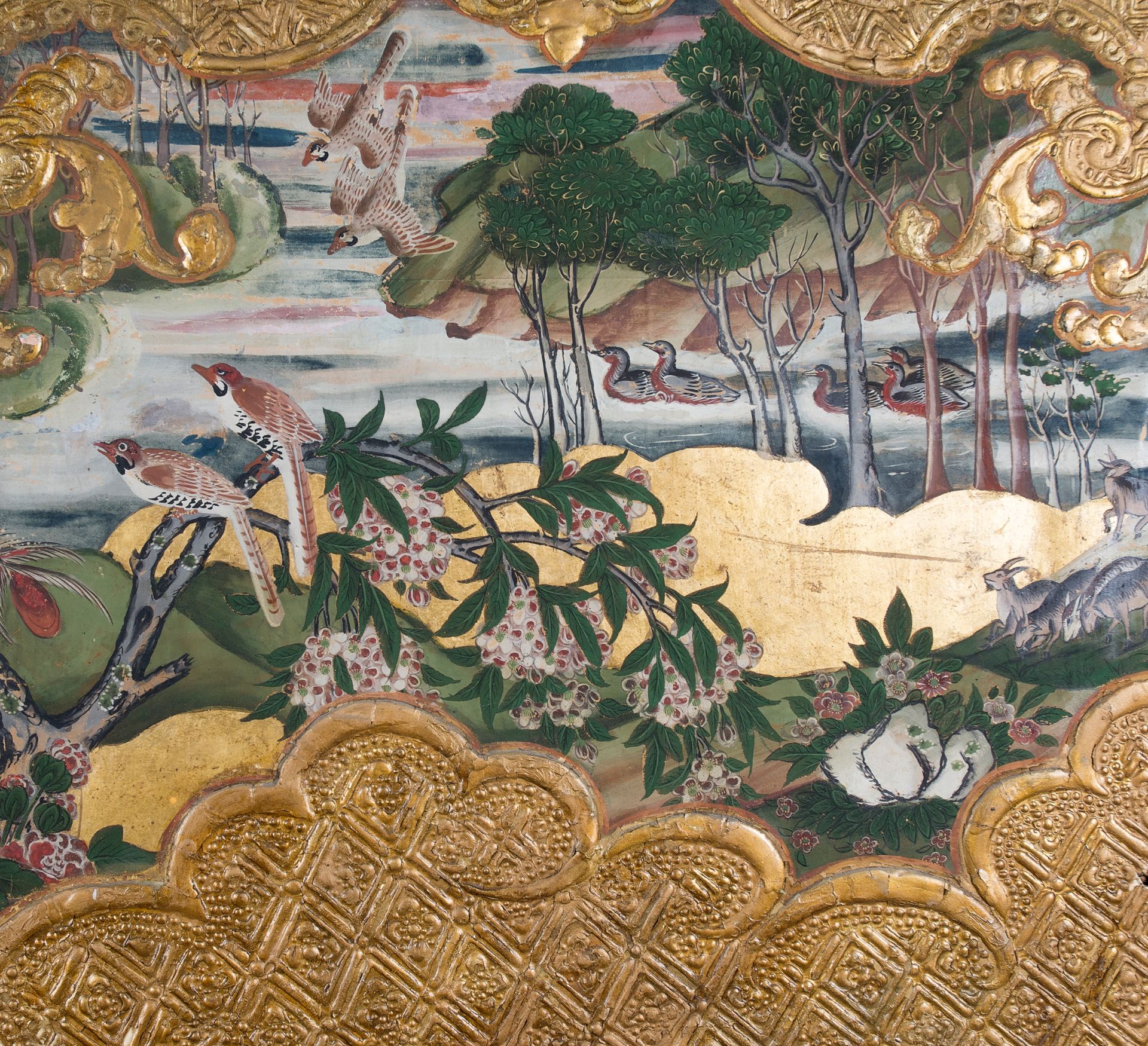 Pair of room dividers in painted paper on fabric, mixed media, gilt and gold goffering. Colonial - Image 15 of 25