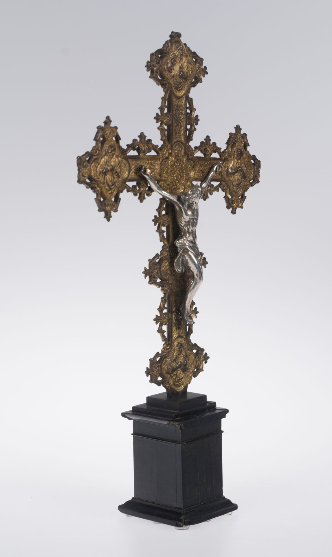 Gilded bronze cross with a silver Christ. Italy. 16th century. - Bild 2 aus 8