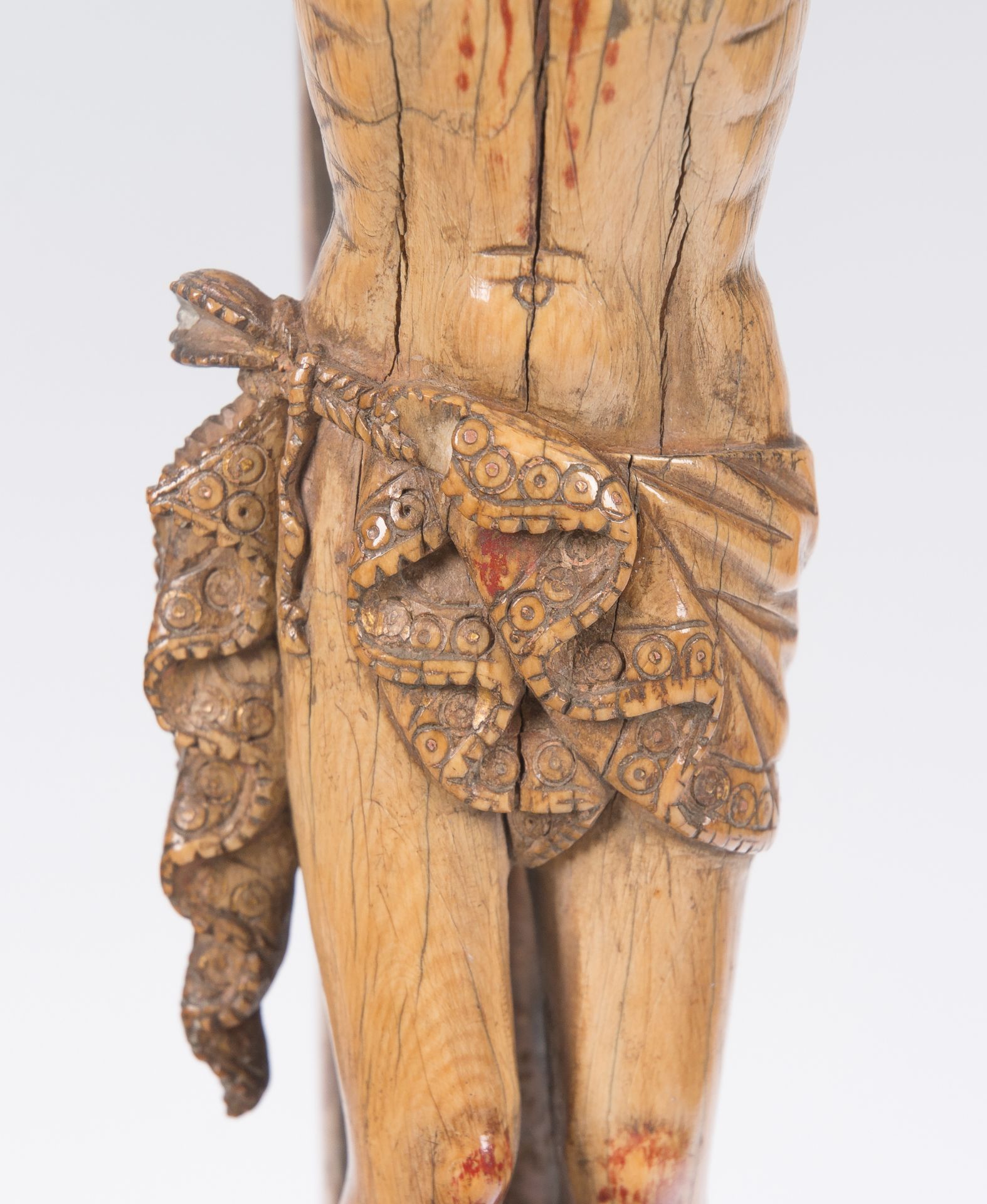 Large cross made of chased and pierced cast silver. Barcelona. 16th century. Sculpted ivory Chris - Image 5 of 7
