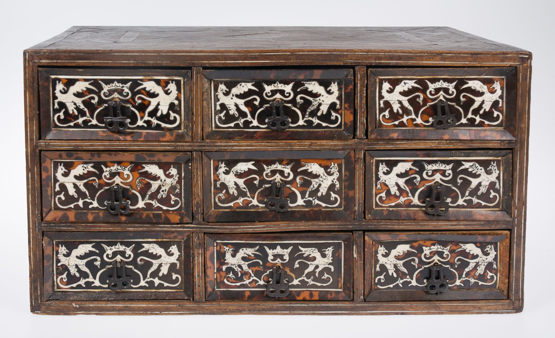 Wooden chest with ivory and tortoiseshell incrustations and iron fittings. Colonial School. Mexico - Bild 2 aus 6