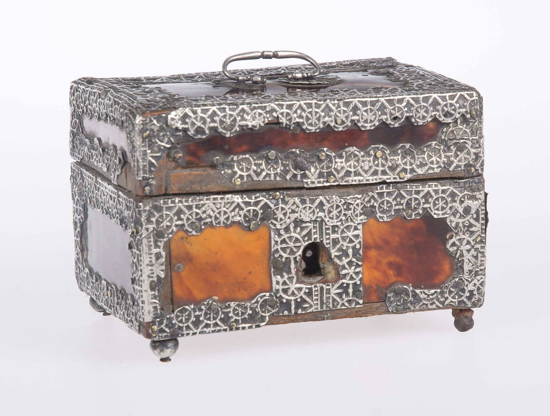 Small wooden chest covered in tortoiseshell and silver. Dutch colonies. Indonesia. 17th century.