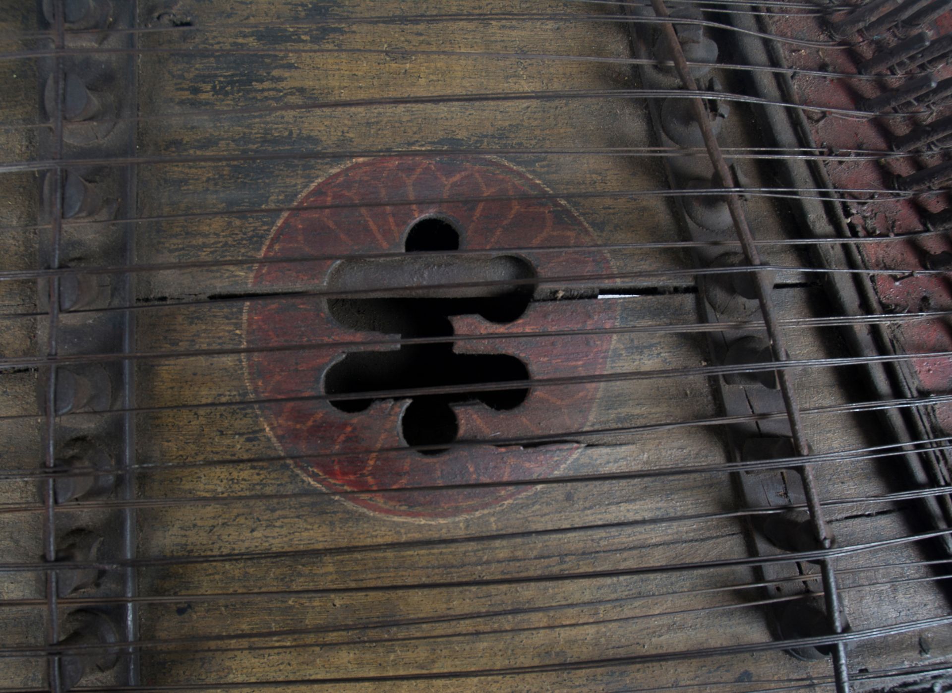 Polychromed walnut psaltery. Italy. 15th - 16th century. - Image 3 of 8