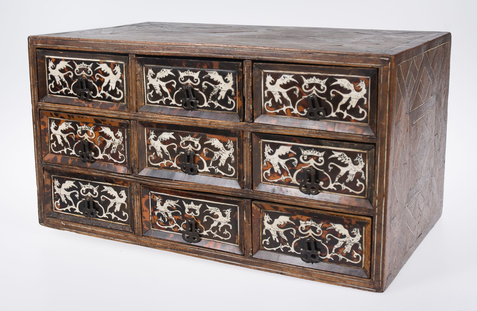 Wooden chest with ivory and tortoiseshell incrustations and iron fittings. Colonial School. Mexico - Bild 3 aus 6