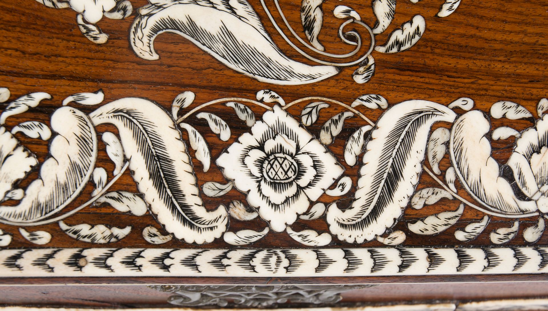 Teak writing desk with ivory incrustations. Colonial. Vizagatapan. India. Circa 1730. - Bild 7 aus 8