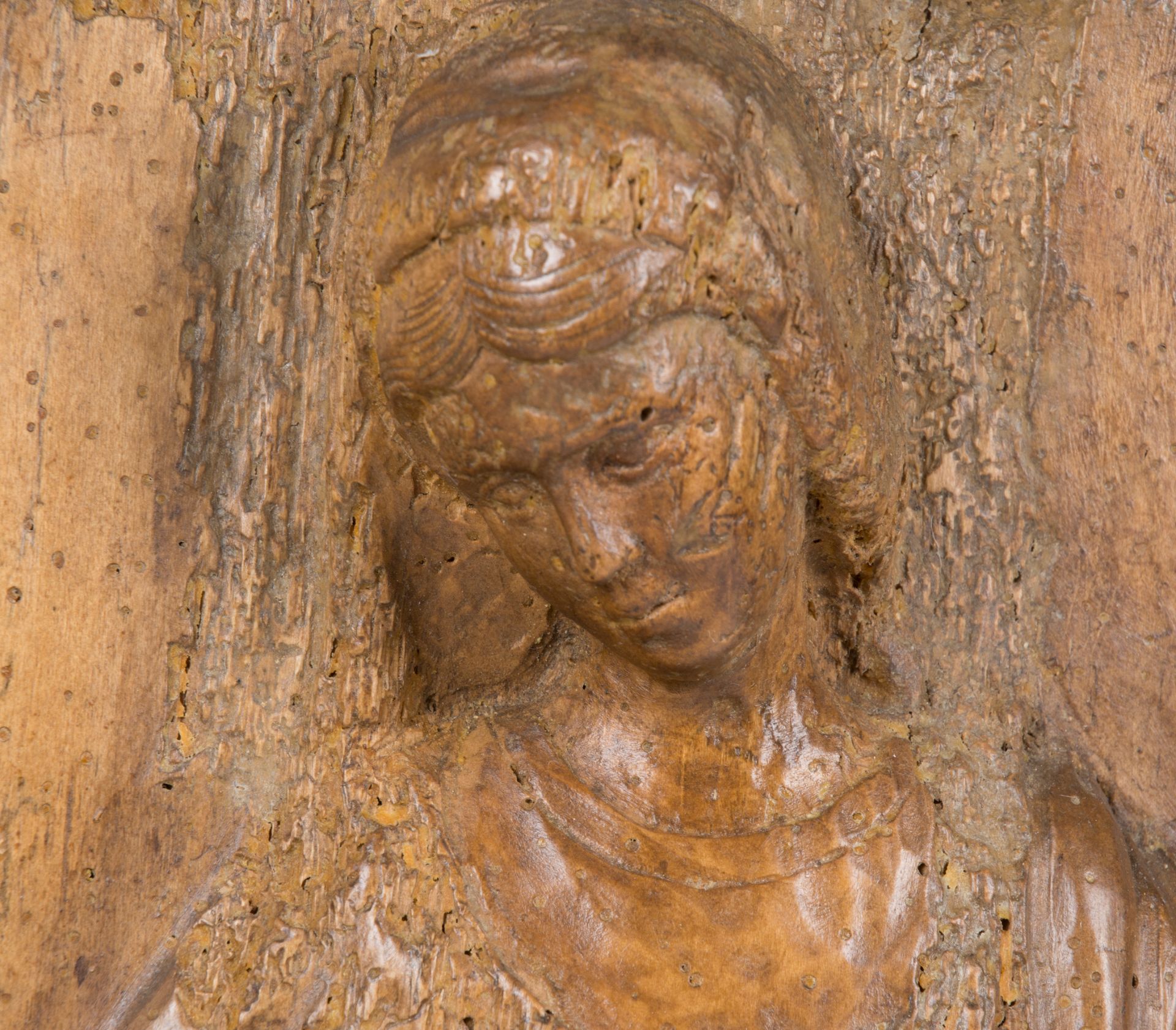 "Madonna and Child". Carved wooden relief. Italian School. 14th century. - Bild 2 aus 4
