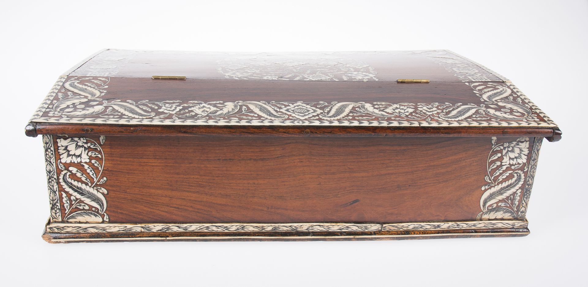Teak writing desk with ivory incrustations. Colonial. Vizagatapan. India. Circa 1730. - Bild 5 aus 8