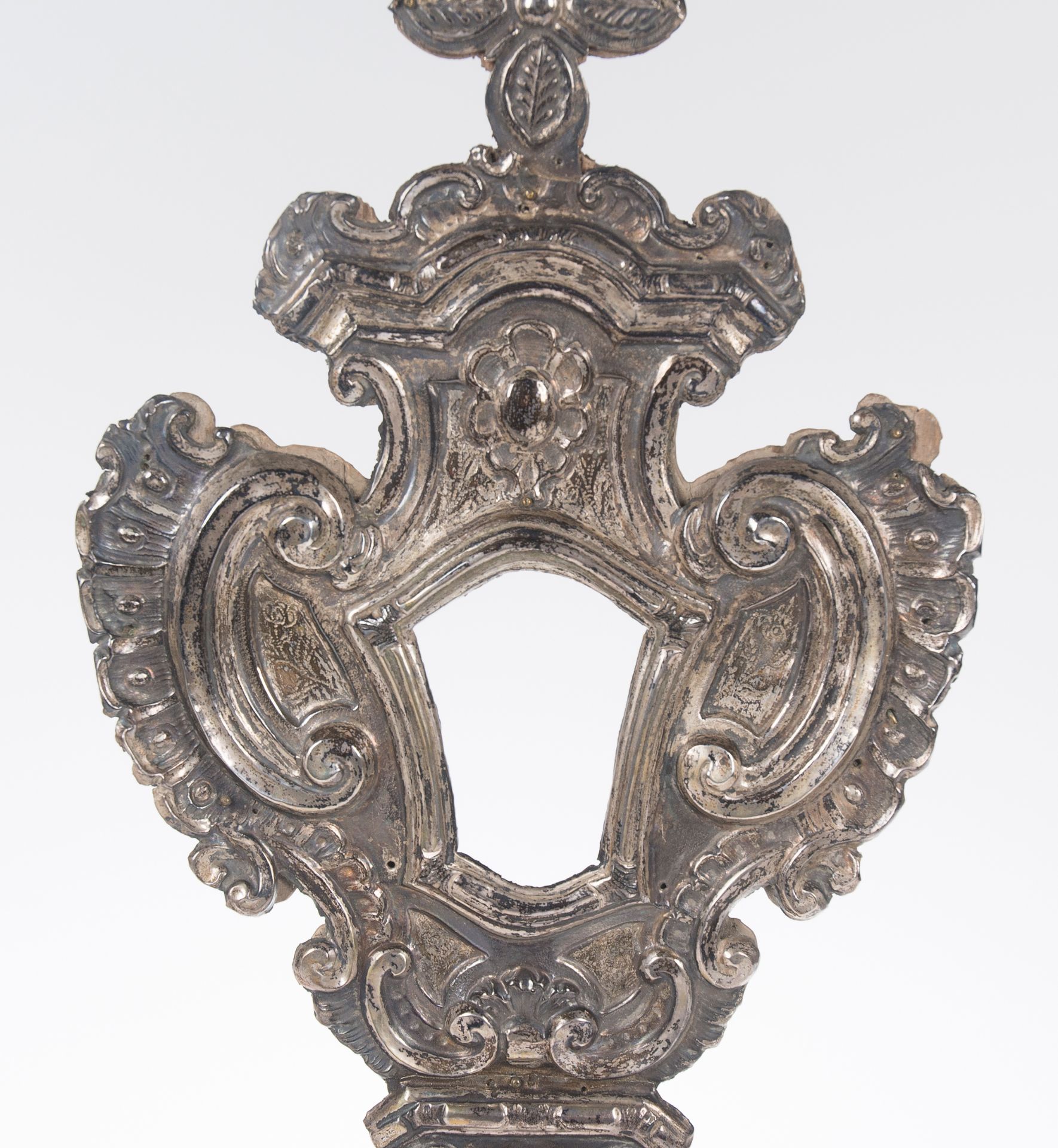 Wooden reliquary covered in embossed and chased silver. Italy. 17th - 18th century. - Image 3 of 4