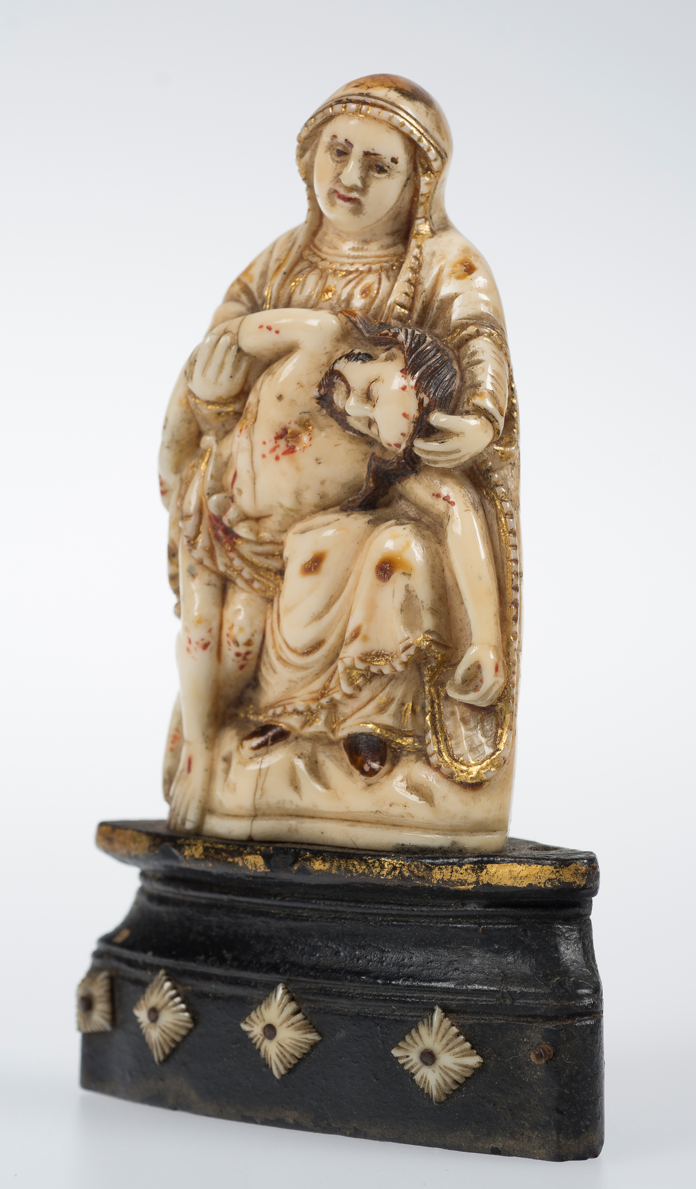 "Pietà". Ivory sculpture with polychrome and gilt residue. Indo-Portuguese work. Goa. Early 18th - Image 6 of 7