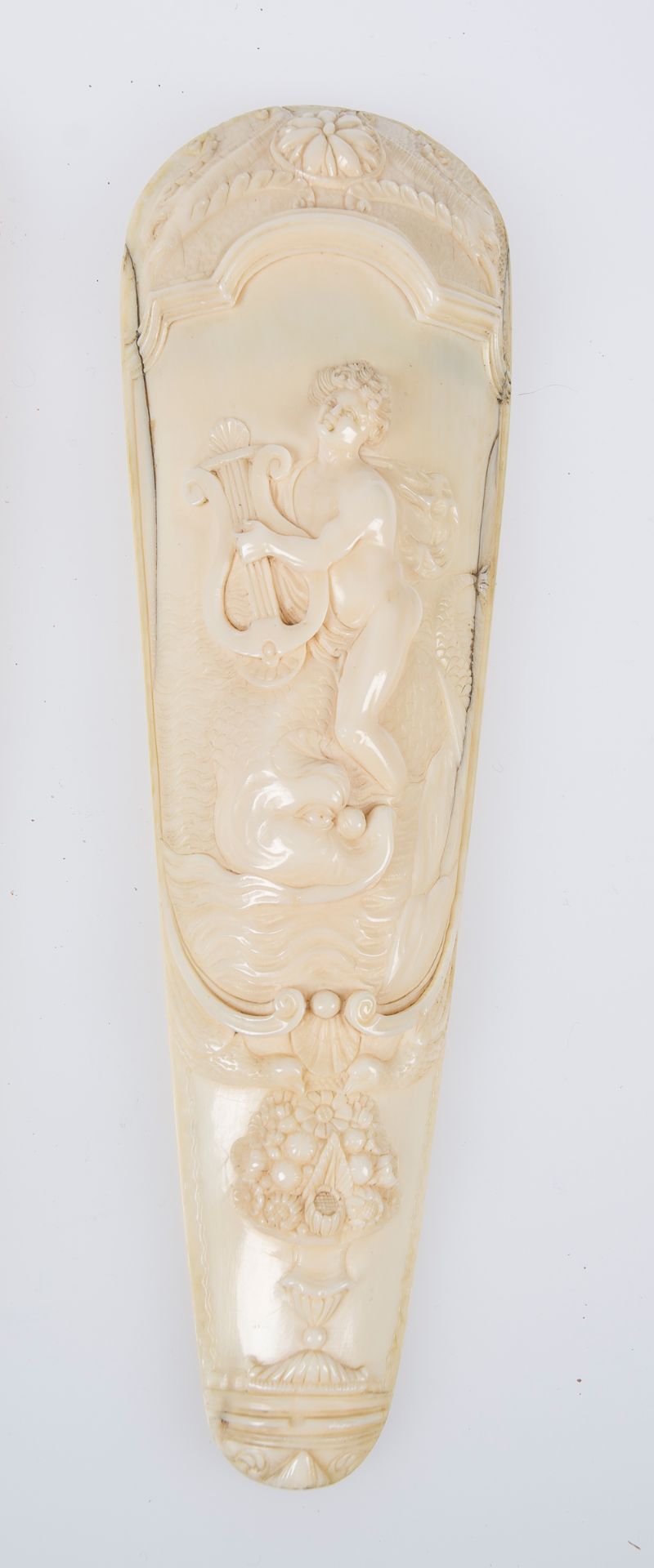 Sculpted ivory snuffbox. The Netherlands. Circa 1720.