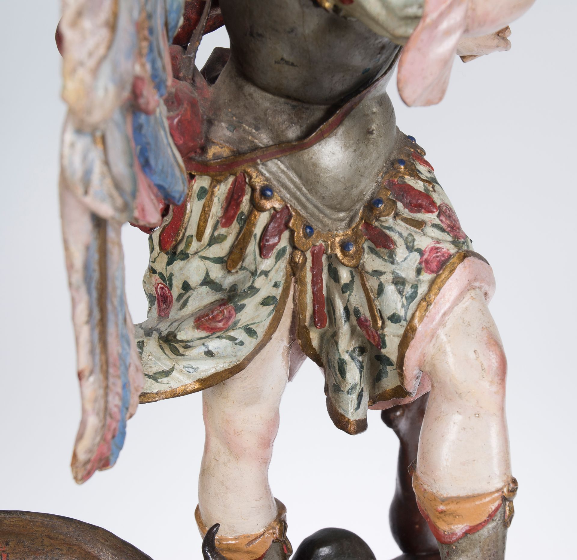 "Saint Michael Archangel". Carved, gilded and polychromed wooden sculpture. Colonial School. Mexico - Bild 8 aus 9