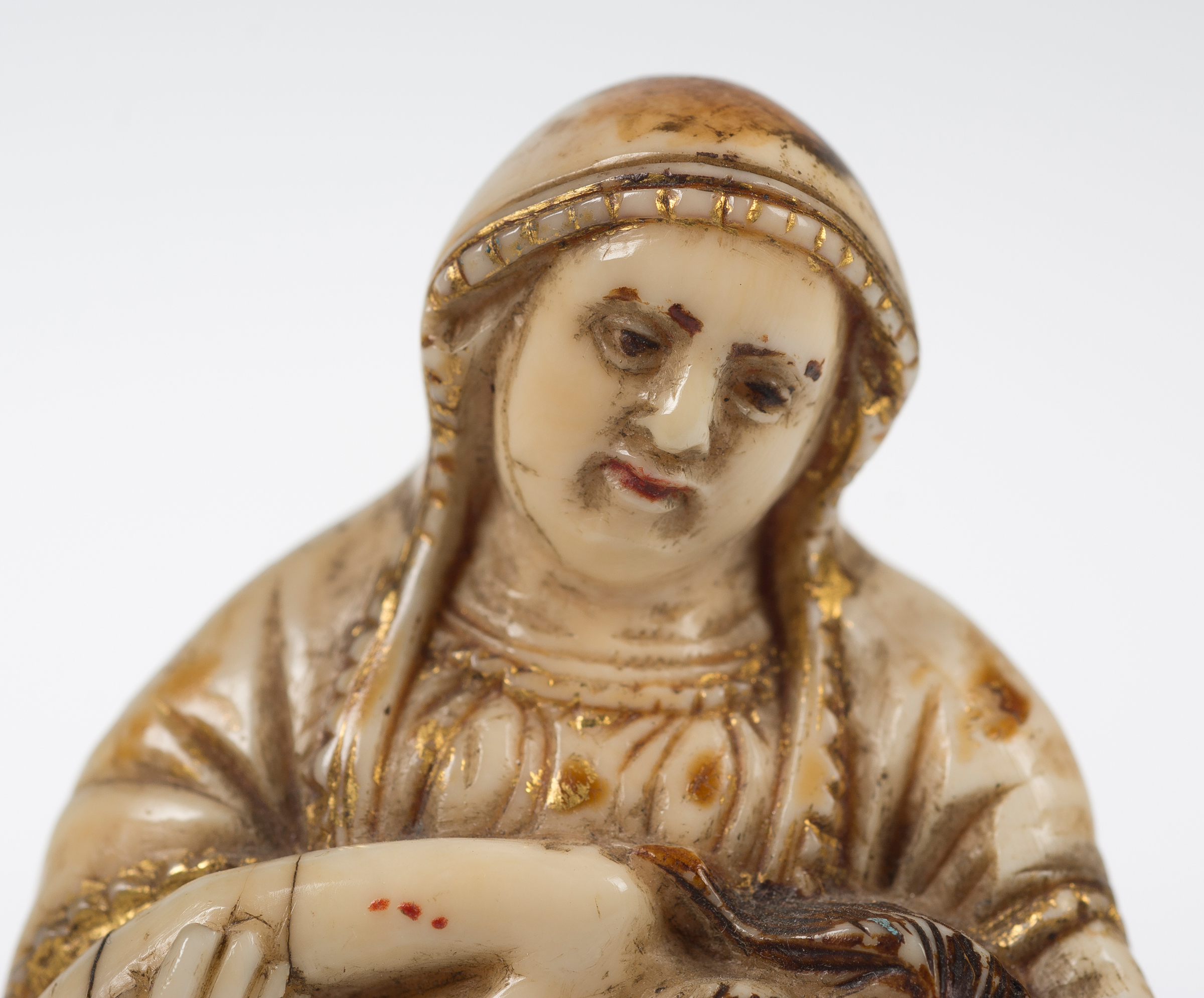 "Pietà". Ivory sculpture with polychrome and gilt residue. Indo-Portuguese work. Goa. Early 18th - Image 4 of 7